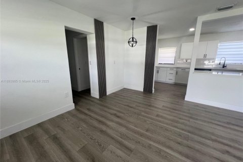 Villa ou maison à vendre à Miami Gardens, Floride: 4 chambres, 113.62 m2 № 1947164 - photo 6