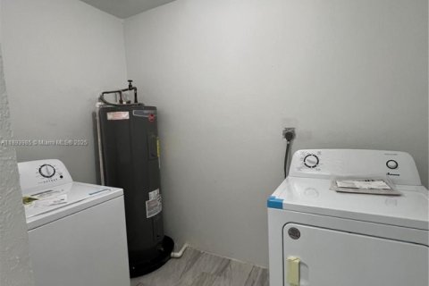 Villa ou maison à vendre à Miami Gardens, Floride: 4 chambres, 113.62 m2 № 1947164 - photo 19