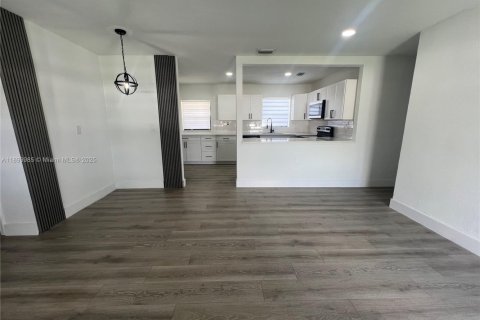 Villa ou maison à vendre à Miami Gardens, Floride: 4 chambres, 113.62 m2 № 1947164 - photo 5