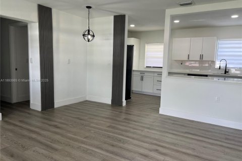 Villa ou maison à vendre à Miami Gardens, Floride: 4 chambres, 113.62 m2 № 1947164 - photo 2