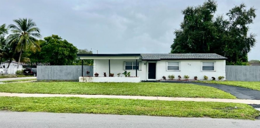 Villa ou maison à Miami Gardens, Floride 4 chambres, 113.62 m2 № 1947164