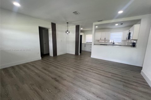 Villa ou maison à vendre à Miami Gardens, Floride: 4 chambres, 113.62 m2 № 1947164 - photo 4