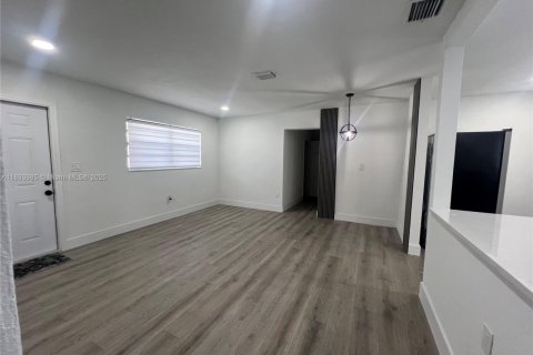 Villa ou maison à vendre à Miami Gardens, Floride: 4 chambres, 113.62 m2 № 1947164 - photo 9