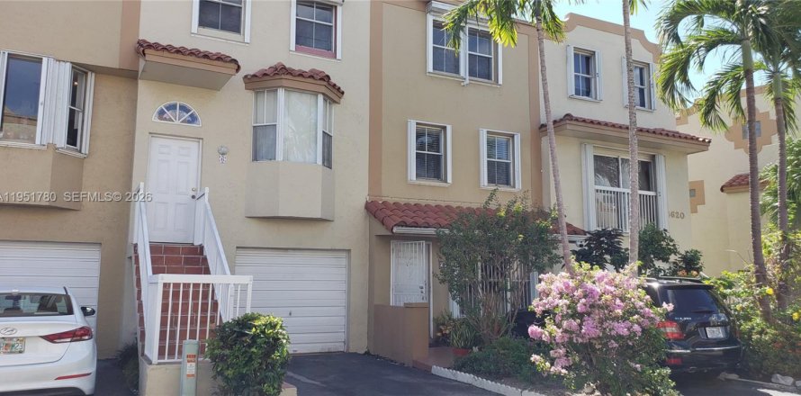 Adosado en Miami, Florida 3 dormitorios, 144.93 m2 № 2008932