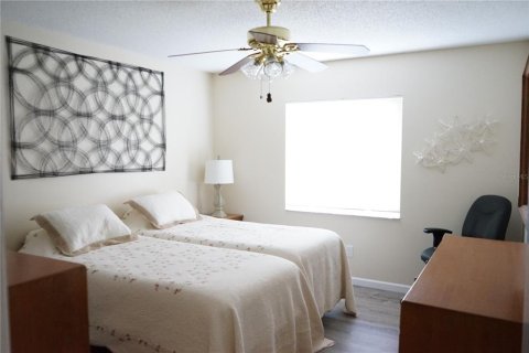 Condo in Sun City Center, Florida, 2 bedrooms  № 1901006 - photo 13