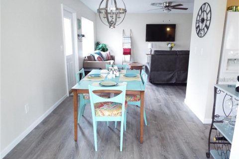 Condo in Sun City Center, Florida, 2 bedrooms  № 1901006 - photo 5