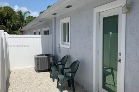 Снять в аренду виллу или дом в Майами, Флорида 2 спальни, 72.84м2, № 1982339 - фото 3