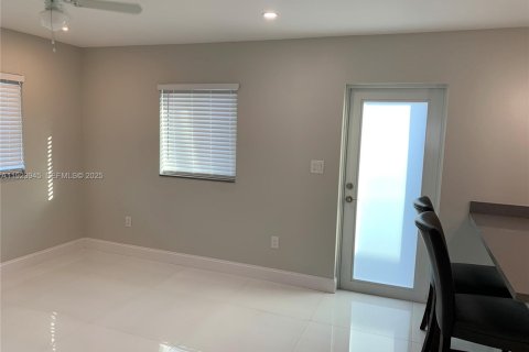 Снять в аренду виллу или дом в Майами, Флорида 2 спальни, 72.84м2, № 1982339 - фото 6