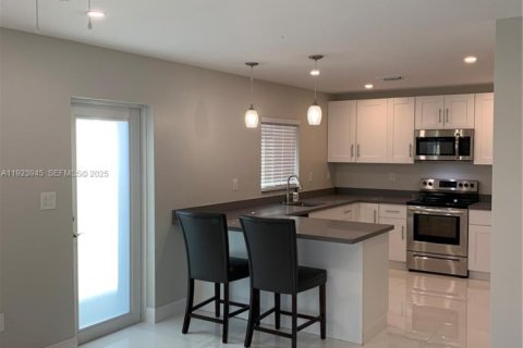 Снять в аренду виллу или дом в Майами, Флорида 2 спальни, 72.84м2, № 1982339 - фото 8