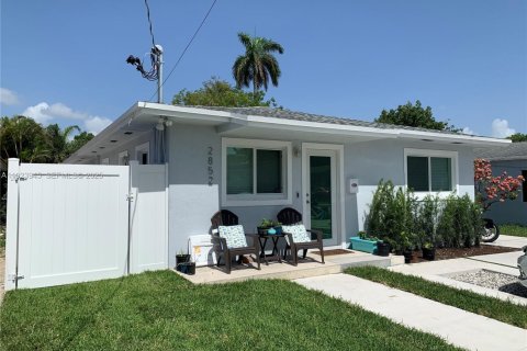 Снять в аренду виллу или дом в Майами, Флорида 2 спальни, 72.84м2, № 1982339 - фото 1