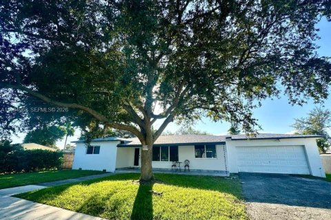 House in Hallandale Beach, Florida 4 bedrooms, 195.75 sq.m. № 2062531 - photo 1