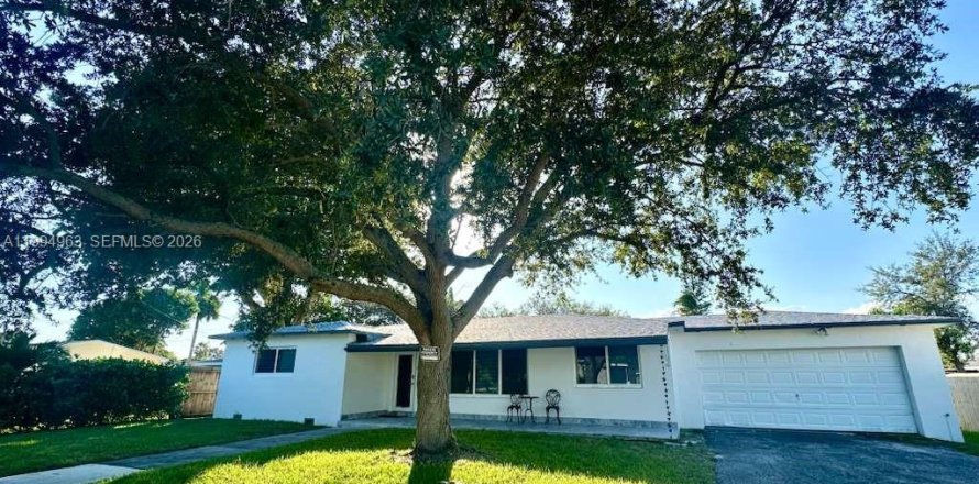 House in Hallandale Beach, Florida 4 bedrooms, 195.75 sq.m. № 2062531