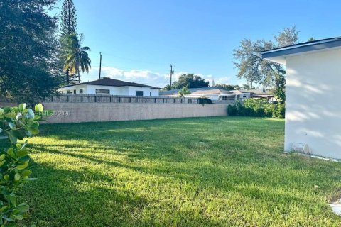 House in Hallandale Beach, Florida 4 bedrooms, 195.75 sq.m. № 2062531 - photo 5