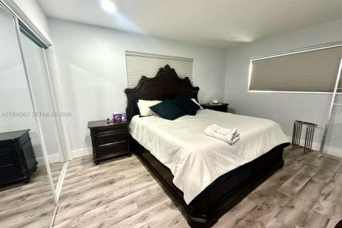 House in Hallandale Beach, Florida 4 bedrooms, 195.75 sq.m. № 2062531 - photo 4