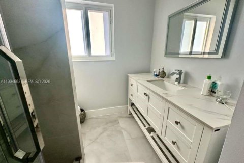 House in Hallandale Beach, Florida 4 bedrooms, 195.75 sq.m. № 2062531 - photo 6
