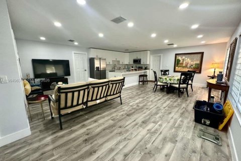 House in Hallandale Beach, Florida 4 bedrooms, 195.75 sq.m. № 2062531 - photo 3