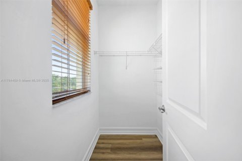 Townhouse in Royal Palm Beach, Florida 3 bedrooms, 234.58 sq.m. № 1715607 - photo 17