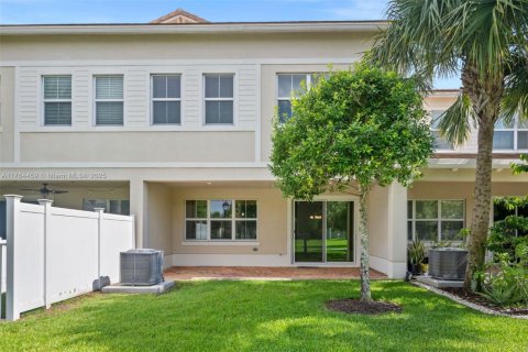 Townhouse in Royal Palm Beach, Florida 3 bedrooms, 234.58 sq.m. № 1715607 - photo 28