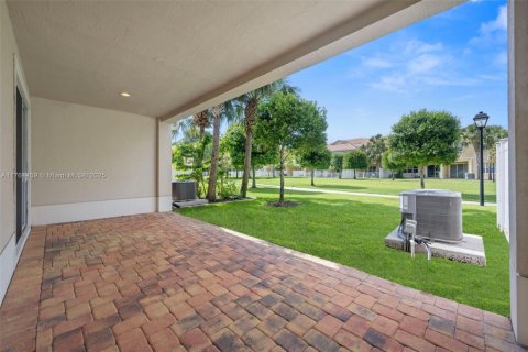 Townhouse in Royal Palm Beach, Florida 3 bedrooms, 234.58 sq.m. № 1715607 - photo 26
