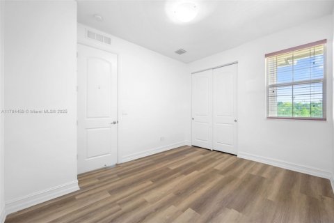 Townhouse in Royal Palm Beach, Florida 3 bedrooms, 234.58 sq.m. № 1715607 - photo 12