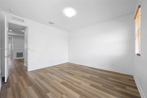 Townhouse in Royal Palm Beach, Florida 3 bedrooms, 234.58 sq.m. № 1715607 - photo 16
