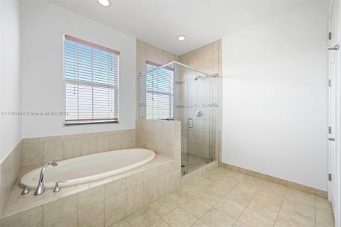 Townhouse in Royal Palm Beach, Florida 3 bedrooms, 234.58 sq.m. № 1715607 - photo 24