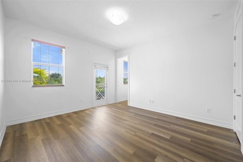 Townhouse in Royal Palm Beach, Florida 3 bedrooms, 234.58 sq.m. № 1715607 - photo 15