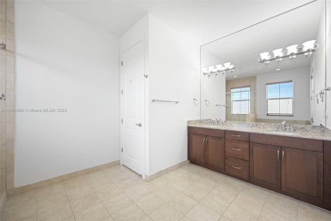 Townhouse in Royal Palm Beach, Florida 3 bedrooms, 234.58 sq.m. № 1715607 - photo 23