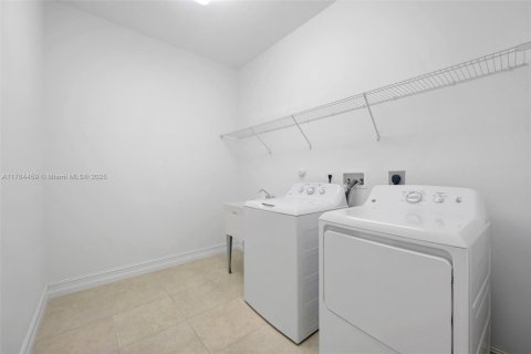 Townhouse in Royal Palm Beach, Florida 3 bedrooms, 234.58 sq.m. № 1715607 - photo 25