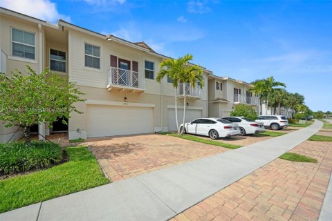 Townhouse in Royal Palm Beach, Florida 3 bedrooms, 234.58 sq.m. № 1715607 - photo 1