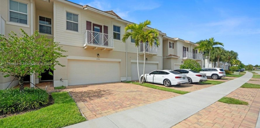 Townhouse in Royal Palm Beach, Florida 3 bedrooms, 234.58 sq.m. № 1715607