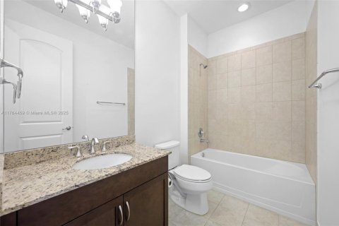 Townhouse in Royal Palm Beach, Florida 3 bedrooms, 234.58 sq.m. № 1715607 - photo 14