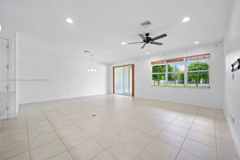 Townhouse in Royal Palm Beach, Florida 3 bedrooms, 234.58 sq.m. № 1715607 - photo 3
