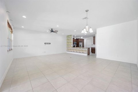 Townhouse in Royal Palm Beach, Florida 3 bedrooms, 234.58 sq.m. № 1715607 - photo 2