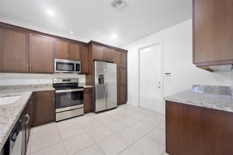 Townhouse in Royal Palm Beach, Florida 3 bedrooms, 234.58 sq.m. № 1715607 - photo 6