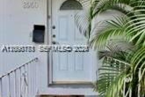 House in El Portal, Florida 6 bedrooms, 204.76 sq.m. № 2075030 - photo 5