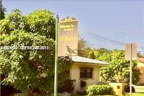 House in El Portal, Florida 6 bedrooms, 204.76 sq.m. № 2075030