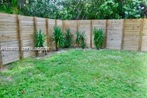 House in El Portal, Florida 6 bedrooms, 204.76 sq.m. № 2075030 - photo 8