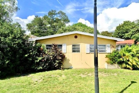 House in El Portal, Florida 6 bedrooms, 204.76 sq.m. № 2075030 - photo 3