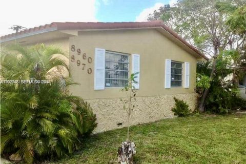 House in El Portal, Florida 6 bedrooms, 204.76 sq.m. № 2075030 - photo 6