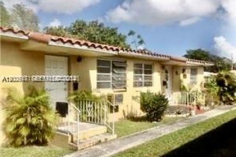 House in El Portal, Florida 6 bedrooms, 204.76 sq.m. № 2075030 - photo 9