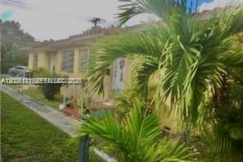 House in El Portal, Florida 6 bedrooms, 204.76 sq.m. № 2075030 - photo 7