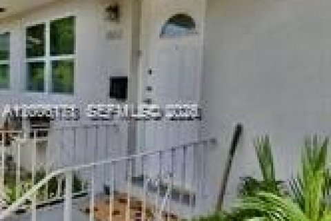 House in El Portal, Florida 6 bedrooms, 204.76 sq.m. № 2075030 - photo 10