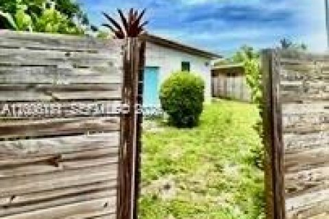 House in El Portal, Florida 6 bedrooms, 204.76 sq.m. № 2075030 - photo 11