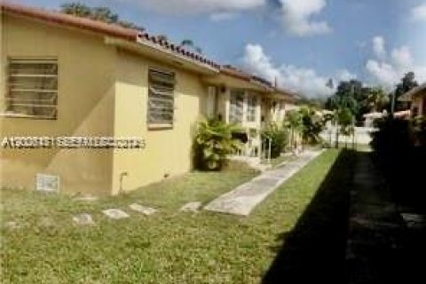 House in El Portal, Florida 6 bedrooms, 204.76 sq.m. № 2075030 - photo 4