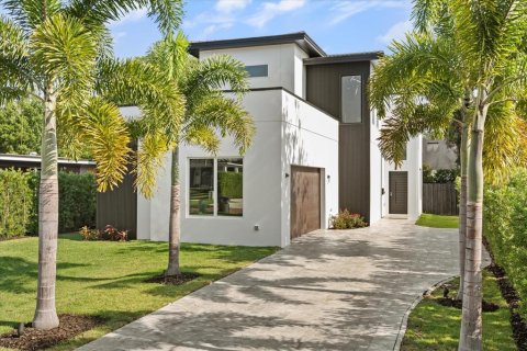 House in Winter Park, Florida 4 bedrooms, 264.12 sq.m. № 1723462 - photo 1