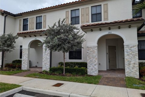 House in Homestead, Florida 3 bedrooms, 149.76 sq.m. № 2030761