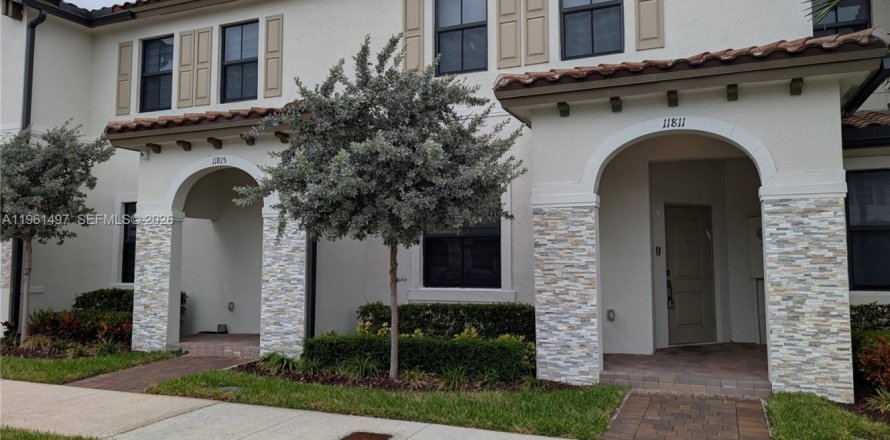 House in Homestead, Florida 3 bedrooms, 149.76 sq.m. № 2030761