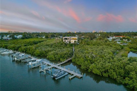House in New Smyrna Beach, Florida 4 bedrooms, 318 sq.m. № 1911096 - photo 8