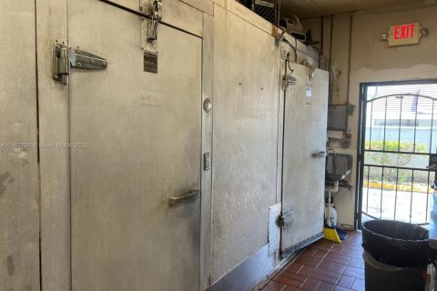 Propiedad comercial en venta en Miami, Florida № 2012412 - foto 9